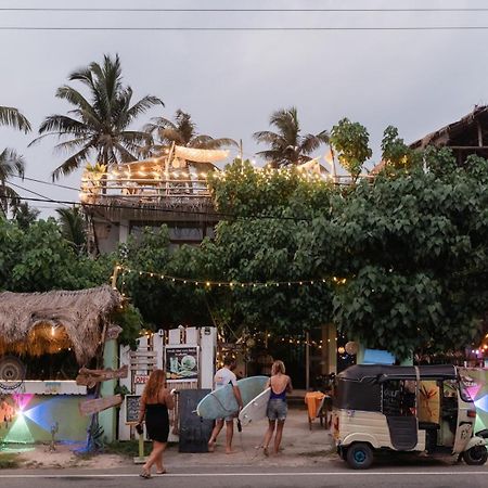 Gaia Ocean Surf Yoga Hostel Ahangama Buitenkant foto