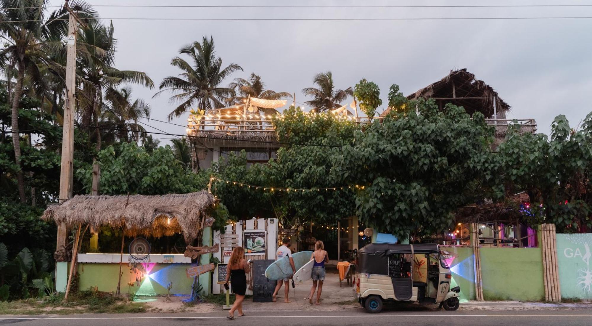 Gaia Ocean Surf Yoga Hostel Ahangama Buitenkant foto