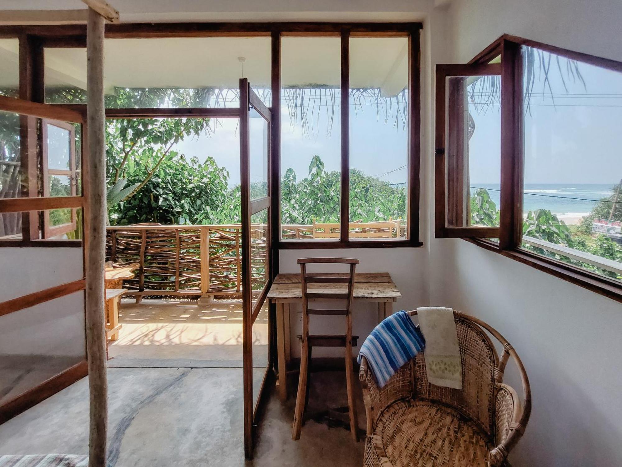 Gaia Ocean Surf Yoga Hostel Ahangama Buitenkant foto
