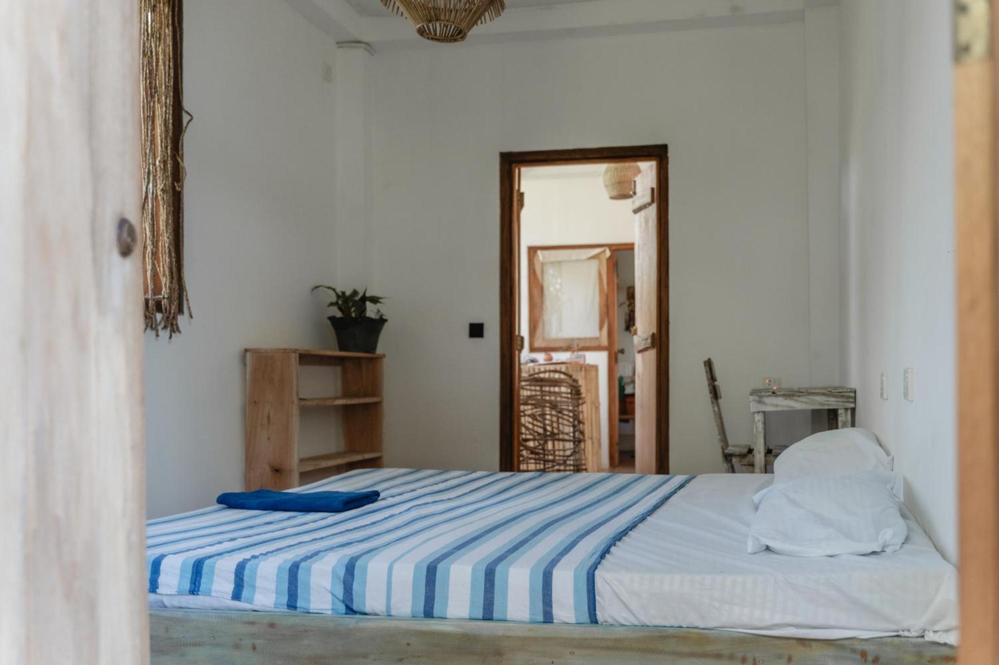 Gaia Ocean Surf Yoga Hostel Ahangama Buitenkant foto
