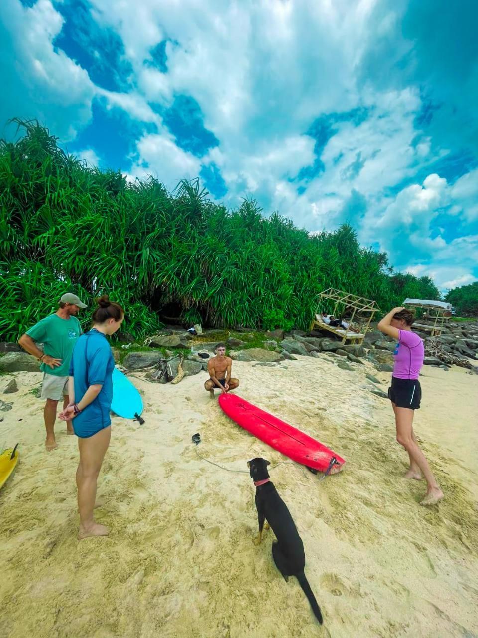 Gaia Ocean Surf Yoga Hostel Ahangama Buitenkant foto