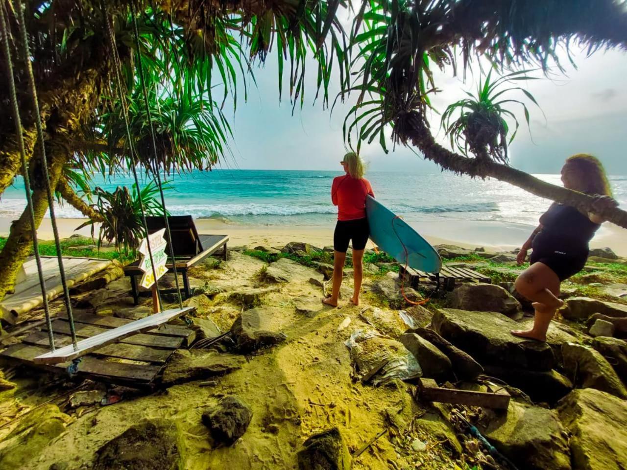 Gaia Ocean Surf Yoga Hostel Ahangama Buitenkant foto
