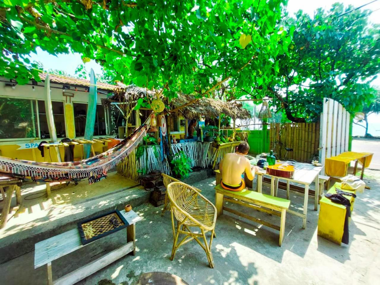 Gaia Ocean Surf Yoga Hostel Ahangama Buitenkant foto