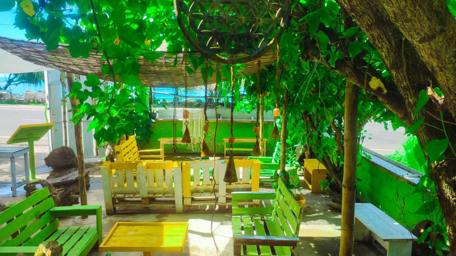 Gaia Ocean Surf Yoga Hostel Ahangama Buitenkant foto
